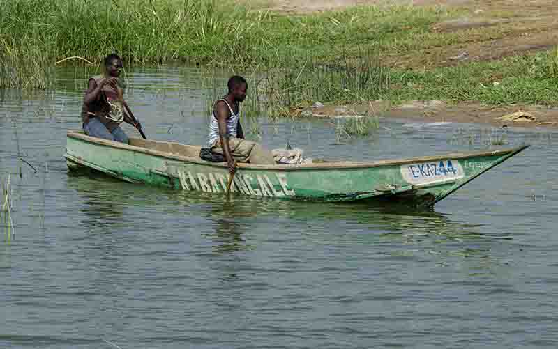 77 - Uganda - lago Bunyonyi - gente trabajando en barca